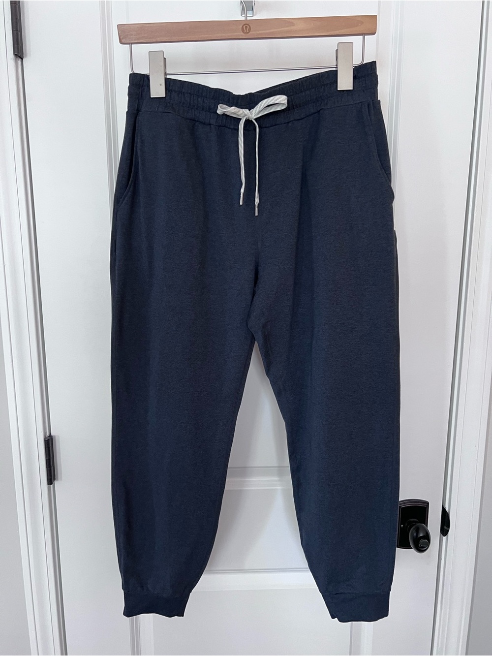 Vuori Women’s Navy Blue Joggers Size Medium EUC